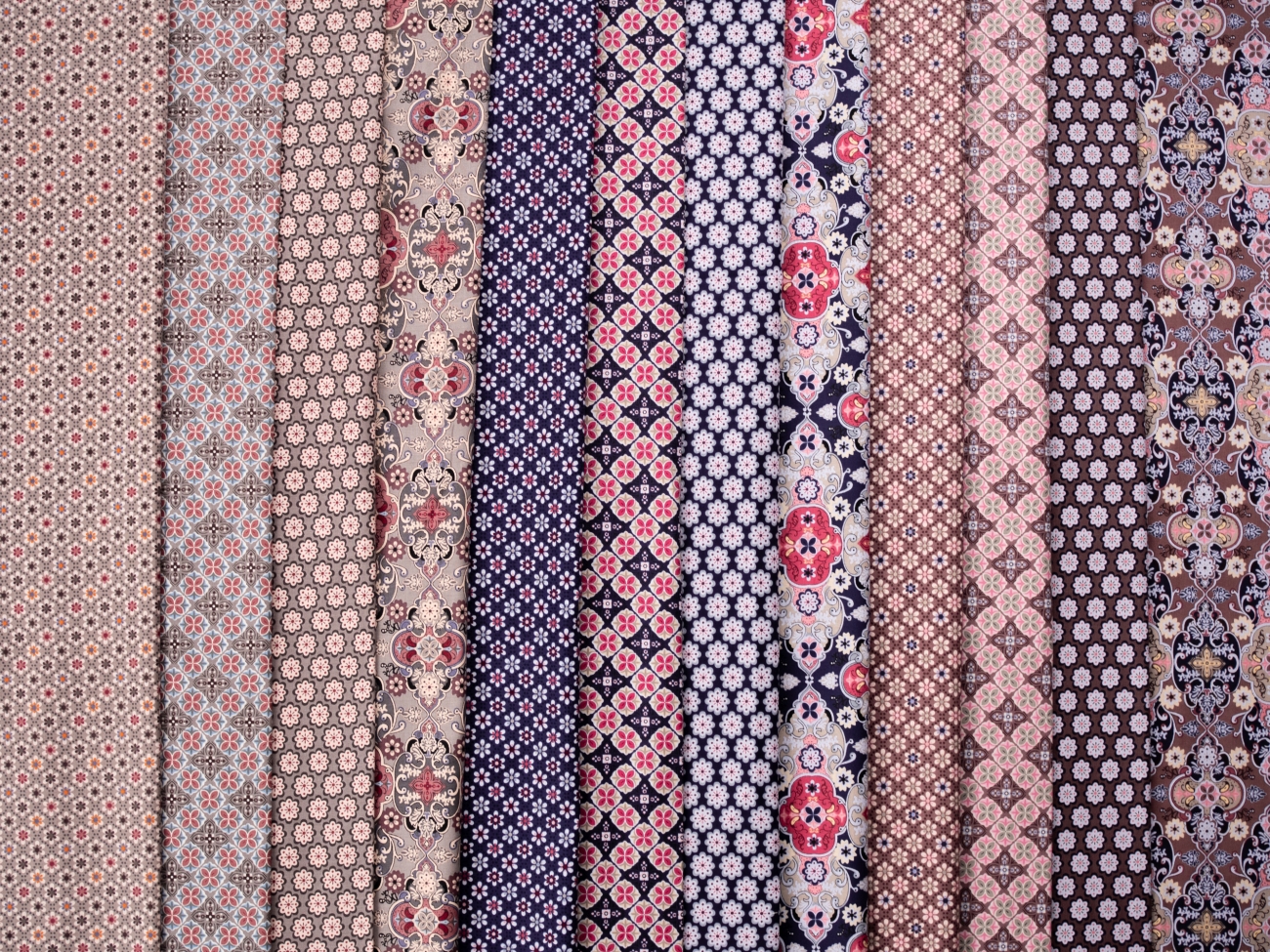 2021 Swafing Baumwolle Webware - Julia - Blütenornament - Dunkelblau